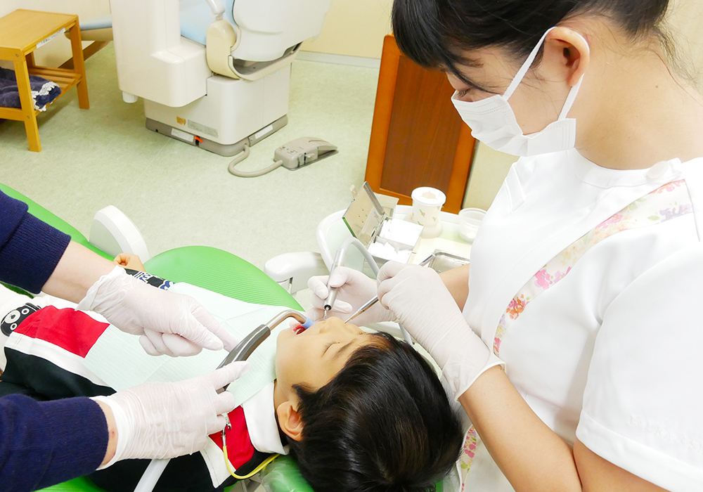 女性歯科医師の副院長が親子に寄り添って診療