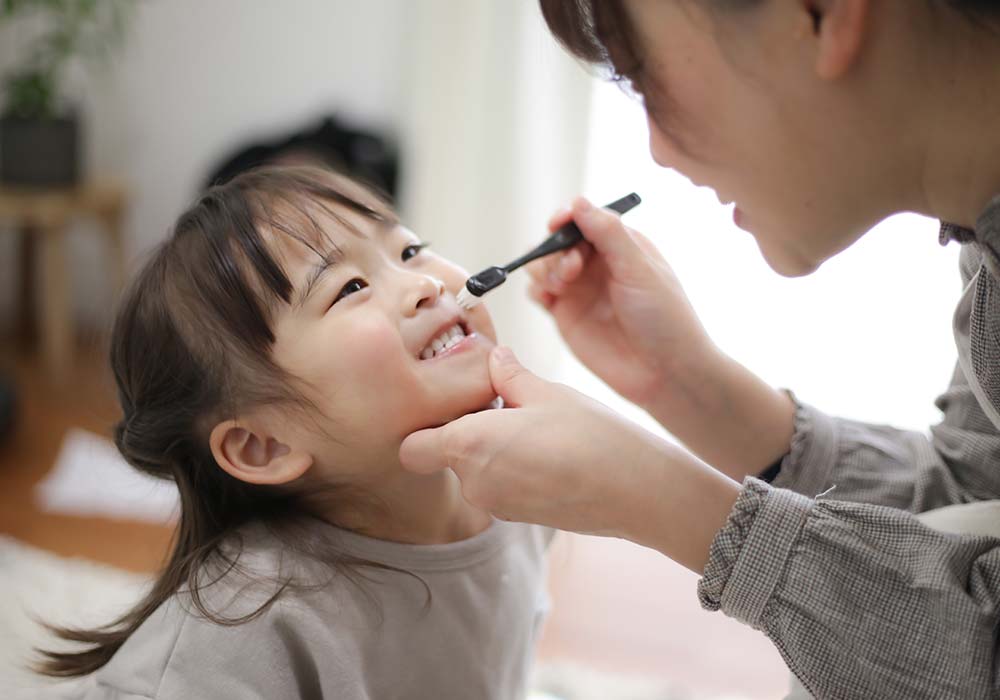 小さなお子さまには「仕上げ磨き」を